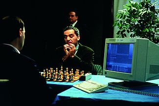 Dietrich Prinz schreibt ein Schachprogramm für die Manchester Mark I (Foto: Daniel Derbyshire)