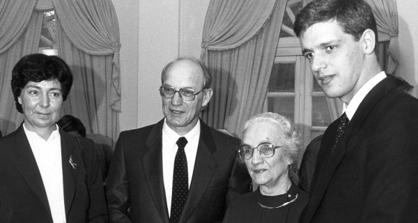 Heinz Nixdorf mit seiner Frau Renate, Mutter Änne und dem ältesten Sohn Martin