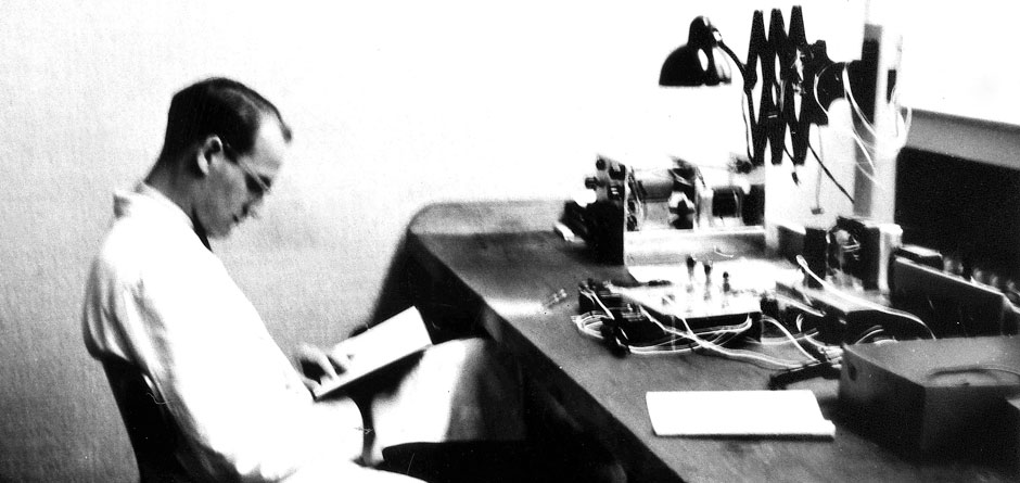 Heinz Nixdorf op zijn werkplek bij Rheinisch Westfälischen Elektrizitätswerk in Essen (1954)