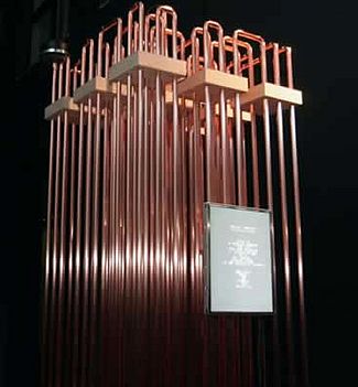Installation »Hello, world!« mit Kupferröhren von Yunchul Kim, 2004 – 2005
