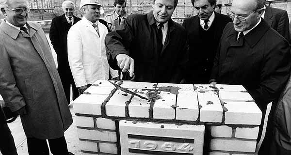 Het leggen van de eerste steen voor de fabriek in Berlijn, door de toenmalige burgemeester Eberhard Diepgen (1984)