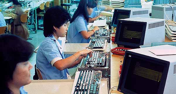 Vrouwen assembleren een computer