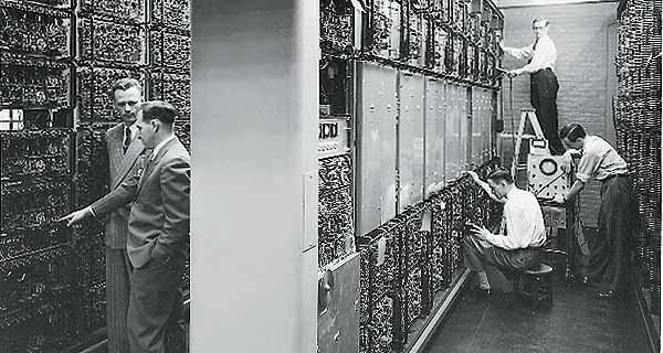 Whirlwind, aan het begin van de jaren 1950 de technologisch meest geavanceerde computer, met kerngeheugen en interactieve in- en uitvoer