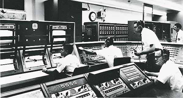 De vluchtleiding van de Gemini II-missie aan het werk met het Burroughs computer-systeem