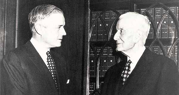 Thomas J. Watson Sr. droeg in 1956 de leiding van IBM aan zijn zoon Thomas J. Watson Jr. over.