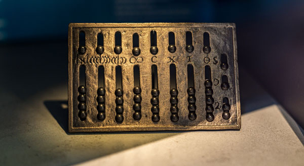 Telraam met rekenstenen en hand-abacus uit de Romeinse tijd