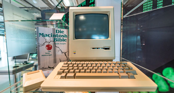 Der Macintosh von Apple macht 1984 Icons, Fenster und die Maus populär
