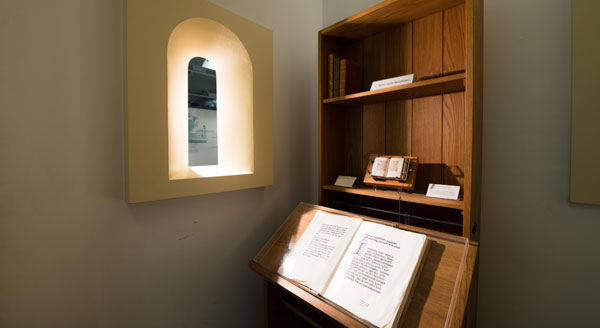 De schrijfzaal in het klooster – de plaats waar in de middeleeuwen boeken werden gemaakt (enscenering in de tentoonstelling)